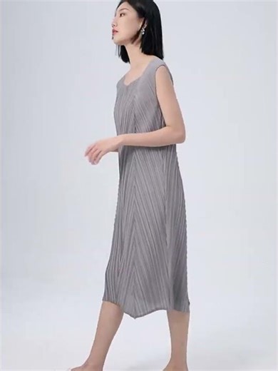 How to Style a Sculptural Pleated Dress | Minimalist Spring Outfit Guide