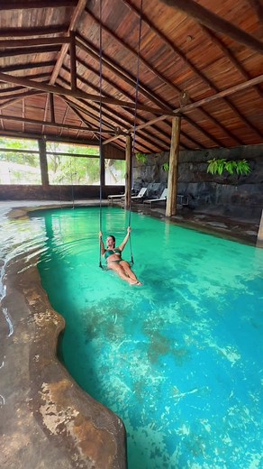 MARAVILHOSA ❤️ POUSADA NOVA C/ PISCINAS QUENTE e 20m DE CASCATA (café da manhã e almoço inclusos) 🌟😍 Já SALVA essa dica e MARCA a galeraaa 🙌 Que tal uma pousada novinha, com piscina e ofurô quentinhos e outra piscina com cascata de 20 metros. A dica é a @pousadaaguasanta 📍 Está localizada em Rio Piracicaba (128 km de BH). Fácil acesso e você até pode ir de trem. Você vai aproveitar na Pousada Água Santa 👇 🏡 Chalés lindos e aconchegantes 🛁 Opções com hidromassagem 🔥 Ofurô quentinho cobert