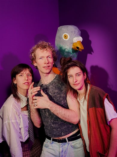 Maak kennis met Benny Boo: een van de negen finalisten van De Nieuwe Lichting 2026. 💜 Met een stevige dosis levenslust kijkt Benny Boo alle problemen recht in de ogen. In het nummer ‘Bird Shit’ zingt de band over hoe je zelfs op slechte momenten al fluitend door het leven kan gaan. En wat we daaruit leren? Wel, het ging nog nooit zo gezellig naar de haaien. *roekoe* 👉 Kies jouw 3 favorieten via het Studio Brussel-kanaal op VRT MAX en ontdek op vrijdag 6 februari wie zich tot De Nieuwe Lichting