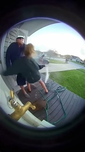 “Monkey Mayhem: Porch Prank😂 Chaos”🐒