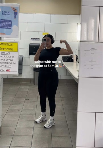 you can just tell how tired i was in the first clip 😭😭 #5ammorningroutine #5amgymroutine #5amgymgirl #morningvlog #workoutroutine