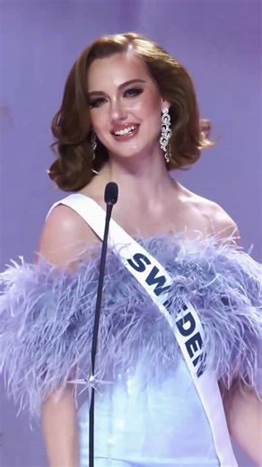 Jurnol on Instagram: "2025 Kainat Güzellik Yarışması’nda sahneye çıkan yarışmacılar, kendilerine ayrılan birkaç saniyede ülkelerinin adını coşkuyla haykırdı. Işıkların altında sırayla yürüyen onlarca ülke temsilcisi, “Brazil!”, “Philippines!”, “Turkiye!” diye bağırarak izleyicileri selamladı. Sahnedeki enerji, dev arenanın içini doldurdu; kimisi gülümseyerek, kimisi güçlü bir pozla ülkesini temsil etti. Kısa ama etkileyici bu anlar, yarışmanın en heyecan verici bölümlerinden biri olarak hafızala