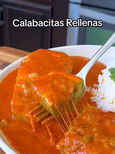 Calabacitas Rellenas de Carne Molida Recipe 😋 If you’re looking for a delicious low carb meal, these calabacitas rellenas are it! High protein, easy to make, and packed with flavor. INGREDIENTS: For the calabacitas: ► 3 Mexican squash (calabacitas) ► 1 lb. ground beef ► 1 tsp paprika ► 1 tsp chili powder ► 1 tsp garlic powder ► 1 tsp onion powder ► 1 tsp black pepper ► Salt to taste ► Monterrey Jack cheese For the sauce: ► 3 roma tomatoes ► 1/2 white onion ► 3 garlic cloves ► 4 chiles de arbol 