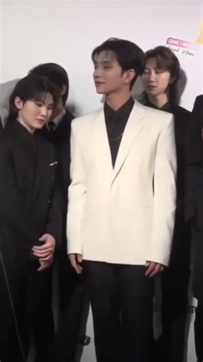 joshu always pass mic / phone to other members #seventeenfunny #ytshorts #seventeen #joshua