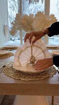 6 ways to fold your napkins for dinner parties.