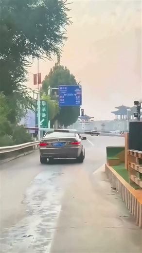 【Sudden Accident】Tire flies off car while driving, on - site footage is heart - wrenching!