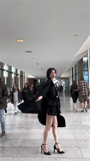 Melody Li 李慧雯 on Instagram: "Tiktok: @its_melody_li . . . . . . . #asianmodel #catwalk #modelwalk"