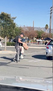 2.7K views · 32 reactions | Kid learns a valuable lesson by helping man! 殺 This was such an unexpected and heartwarming surprise. Puts you in the holiday spirit! #holidayspirit #heartwarming #randomactofkindness #kids | Annie Lynn | Facebook