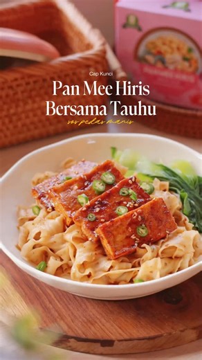 Nurul Razali on Instagram: "Pan Mee Aglio Olio bersama tauhu sos manis pedas. Simple, ringkas dan mengenyangkan Dapatkan produk @capkunciofficial di pasaraya Econsave, NSK, Mydin, Super Seven, TMG Mart, TF Value Mart, Matahari, Giant, Pasaraya BS, Star Grocer, Jommart, Pasaraya Pantai Timor, Billion, Checkers dan lain2 ✨ Bahan Tauhu 2 ketul Tauhu Tawae Cap Kunci 1 sdb gula perang 1/2 sdb serbuk paprika 1 sdk bijan putih 2 sdb kicap cair 1/2 sdb cuka 2 sdb air ✨ Bahan Mee 1 pack Pan Mee Hiris Agl