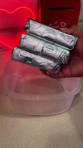 1.2M views · 29K reactions | Churro Cheesecake ✨ These are so freaking good y’all gotta try these  3 blocks cream cheese (room temp) 1/2 cup heavy whipping cream 1 egg 1/3 cup sour cream 1/3 cup powdered sugar 1/3 cup granulated sugar 1 tbsp vanilla extract 2 cans of crescent rolls Cinnamon sugar mixture 1/2 cup sugar 4 tbsp cinnamon #churros #churrocheesecake #cinnamon #sugar | Jas Robertson | Facebook