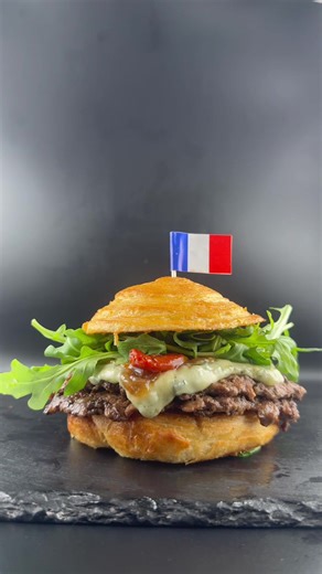 Le burger le plus français de Paris 🇫🇷🍔 Pain croissant, figues, tomates séchées, double steak smashé et Bleu d’Auvergne d’exception… Bienvenue chez Oh My French Burger. #burger #parisfood #f#foodtoks#smashburgerparis8