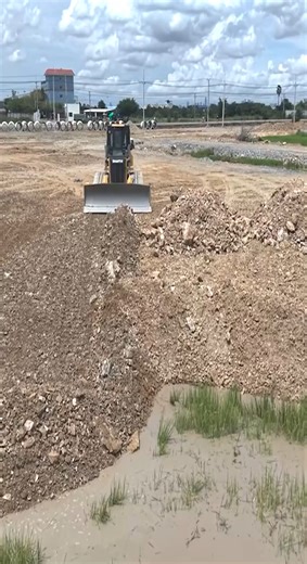 2.6K views · 45 reactions | Excellent Work Skills By Professional Bulldozer Operators #dozer #bulldozer #rells #reelsinstagram #heavyequipment | Bulldozer Operator | Facebook