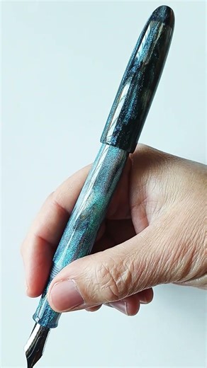 Light Blue Glitter ¿Qué pluma es? / What pen is it ? #pluma #estilografica #plumafuente #lapicera