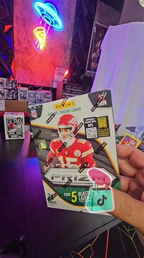🔥 PANINI PRIZM FOOTBALL BLASTER 🔥 The most chased retail football product of the year. Inside every blaster: 💥 5 Blaster-Exclusive Lazer Prizm parallels 🏈 Top rookies & superstar vets ✨ Silver Prizms & insert hits 🎯 Green Lazer rookie chases collectors hunt for This is where retail magic lives — the pull that turns a quiet rip into chaos. Perfect for: ✔ rookie hunters ✔ team collectors ✔ break nights & giveaways ✔ long-term hold value Once these dry up… prices don’t stay friendly. Secure yo