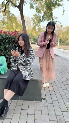 出门在外保管好自己的贵重物品，帮助他人的同时也要注意防范#传递正能量#暖阳欣小丫 @暖阳☀️•K99 @小颖·K99