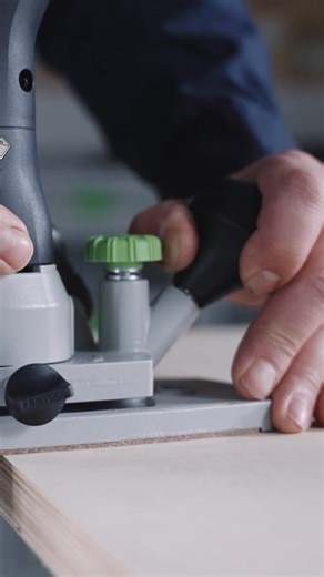 MFKC 700 – Vores nye batteridrevne kantfræser 💚⁣ ⁣ MFKC 700 giver dig friheden til at arbejde præcis, som du vil. Takket være det universelle interface kan du bruge forskellige fræsebord alt efter behov: til afrunding, fasing, profilering, falsning, notfræsning og kantfræsning.⁣ ⁣ Batteridrevet. Fleksibel. Kraftfuld 🔋⁣ ⁣ #Festool #Kantfræser #MFKC700 | Festool