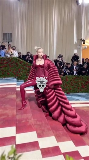 She Juat Broke the internet in Seconds #gigihadid #model #gossipcommunity #viral