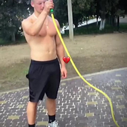 Пол жизни кормил зверя внутри 🦍 || inst : last.animal