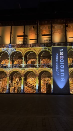 Spektakularne mappingi na Wawelu – dzisiaj i jutro! ✨ W ramach Darmowego listopada, dziedziniec arkadowy Zamku Królewskiego na Wawelu zamienia się w scenę niezwykłego multimedialnego widowiska. Między 17:00 a 21:30 zobaczycie zapierające dech w piersiach projekcje poświęcone historii wawelskich militariów – broni, zbroi i tradycji rycerskich. Mapping powstał z okazji otwarcia nowej stałej wystawy Zbrojownia, którą w tych dniach również zwiedzicie za darmo. Nie przegapcie – to już ostatnie dwa wi