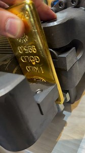 Cortando uma barra de 1kg de Ouro! #gold #ouro | Detectorismo e Vida na Praia