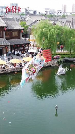 🧚‍♀️🤩Have you ever seen real-life "#fairy scattering #flowers"? An actress was performing at a scenic spot in China, gracefully flying like a fairy, sprinkling flower petals over the lake. 🌺🌼💐#ChinaTravel #AmazingFeast #ChinaStory | China News 中国新闻网
