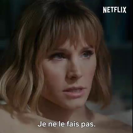 Vous connaissez la femme à la fenêtre, il est temps de rencontrer sa voisine d’en face jouée par Kristen Bell. La Femme qui habitait en face de la fille à la fenêtre, une série parodique, le 28 Janvier. | Netflix