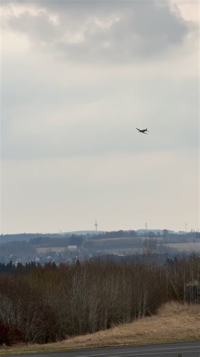 Corsair flyby. #CorsairFlyby #WarbirdWednesday #AirshowVibes #HistoricPlanes #AvGeekLife #PlaneLovers #FlyingClassics #AircraftSpotting #VintageFlight #EpicTakeoff #WarbirdPassion #f4ucorsair #corsair | Flying Legends