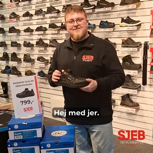 👟 DEN ER LANDET – OG PRISEN ER VILD NOKNOK Run99 er klar i SJEB-butikkerne – og ja… 799,- for en sikkerhedssko, der normalt koster 1.299,- 💥 Frederik fra Odense viser skoen frem, og vi siger bare: Køb den, før din nabo-mester gør det 🏃‍♀️‍➡️ Skoen kan prøves og købes NU i alle SJEB-butikker. 📍 Find din nærmeste butik her: 🔗 sjeb.dk/afdelinger #sjeb #noknok #run99 #sikkerhedssko #arbejdssko #vildpris #kampagne #håndværkerliv #arbejdstøj | SJEB A/S