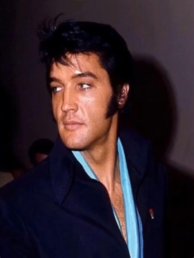 Elvis backstage before the first Hilton dinner show (1969)