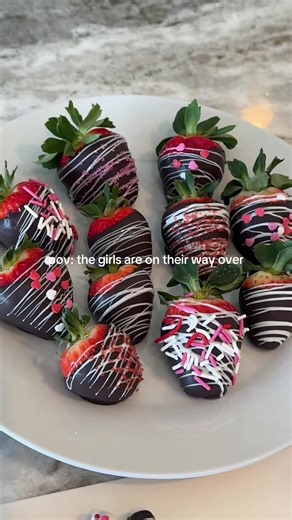 Chocolate covered strawberries the girls 🍓❣️ #valentines #chocolatecoveredstrawberries #girlsnight #easydesserts #forthegirls