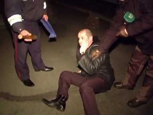 Буйный Пьяный Водитель Бросился с Битой на Инспектора