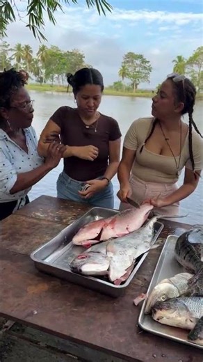 Help your sister sell fish #fish #freshfish #selfie #riverside #fishseller #market