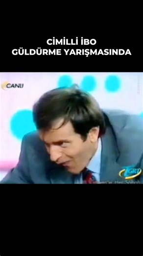 2000'li yılların renkli karakteri, Karadeniz müziğinin sevilen ismi Cimilli İbo, katıldığı bir televizyon programındaki performansıyla unutulmaz anlara imza atmıştı. Dönemin popüler konseptlerinden olan "gülmeyen kişiyi güldürme" yarışmasının mizanseninde yer alan Cimilli İbo, kendisine meydan okuyan "Sultan Hanım"ı güldürmekte hiç zorlanmadı. #Rizedeyiz #RizeTakip #Cimilliİbo #Karadeniz #Rize | Rizedeyiz.com