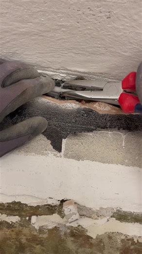 One clip. Multiple solutions. ⚡ DuoClips secures cables and pipes directly in the chase – clean, fast, and reliable during electrical renovations. ✔ Keeps everything in place ✔ Works for cables & pipes ✔ Saves time on site 👉 Learn more at duoclips.dk #duoclips #cablemanagement #rilleclips #rilleclip #nutklemmschelle