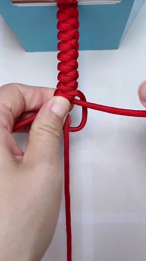 Learning the snake knot in 15 seconds is super easy #weaver #keychains #weaverCourse #pulserasdehilo #diy #immersive #keyring #handmade #foryou #fyp #easy #tutorial