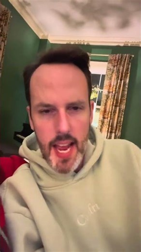 “Santa Only or Santa + Parents? The Holiday Debate Every Family Talks About!”