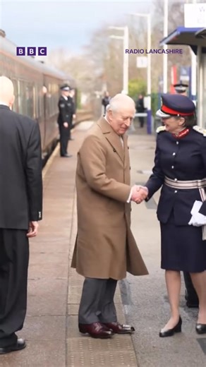 The moment King Charles arrived in Clitheroe earlier today. He met Lord Lieutenant of Lancashire Amanda Parker and local school children. Listen on BBC Sounds: https://bbc.in/4a73X0i | BBC Lancashire