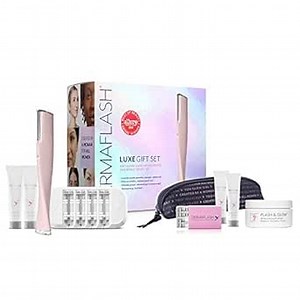 DERMAFLASH instantly removes peach fuzz, built-up debris, and dead skin cells. Regular use improves overall skin tone and texture and reduces the look of fine lines and wrinkles. To use, lather PREFLASH cleanser and pat face dry. Insert a new single-use edge into the device. Press the power button once to activate a gentle vibration. Press the power button again to activate a more invigorating experience. Hold skin taught with opposite hand and using short, feathery strokes glide the tool at a 4