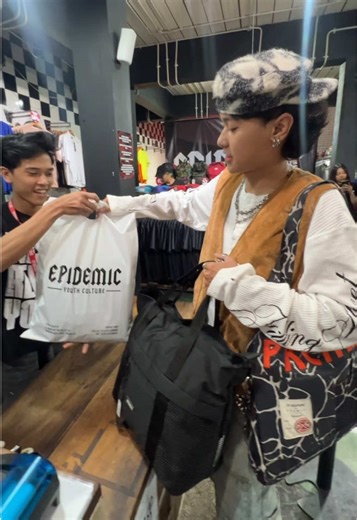 sore sore berburu diskon lebaran dulu ah di @Epidemic Streetwear - Discount Buy 1 20% Buy 2 25% Buy 3 30% - Free spin wheel pembelanjaan 1 jt & berkesempatan untuk dapetin hampers senilai 1jt dari kita - Weekend minggu ini juga ada flashsale 40% all item jam 20.00-22.00 aja - Jangan lupa juga tag Instagram epidemic activity kalian distore dan story paling menarik dapet special gift dari kita