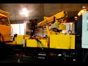 トンネル清掃車によるトンネル清掃