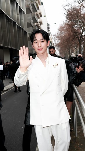 WHOOPSEE on Instagram: "Dai ritratti si scorgono dettagli indefinibili e intimi. Forse per questo il titolo del fashion show FW26 di Dolce&Gabbana, andato in scena oggi, sabato 17 gennaio 2026, era proprio “THE PORTRAIT OF MAN”. La maison italiana ha dipinto il personale ritratto dell’uomo dell’autunno-inverno della prossima stagione, e lo ha fatto con una sfilata unica nel suo genere. A cui hanno assistito, come sempre, grandi ospiti. A partire da Jung Hae In, attore e modello sudcoreano amato 