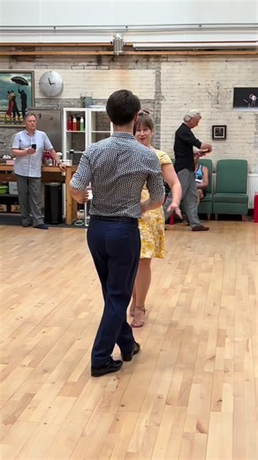 In this lesson demo you can see 3 elements we often do in the giro to the open side of the embrace: 1. Quebrada: one of the smartest figures to add to your vocabulary. It’s so easy to adjust it to any embrace, amount of space, energy. You can add embellishments for both roles, syncopate it, continue in the next step straight after the dip or stop and pause. It’s one of the most versatile figures to dance, easy to lead and follow. If you’re not using it you should: it’s our lessons nr. 49-52 in “