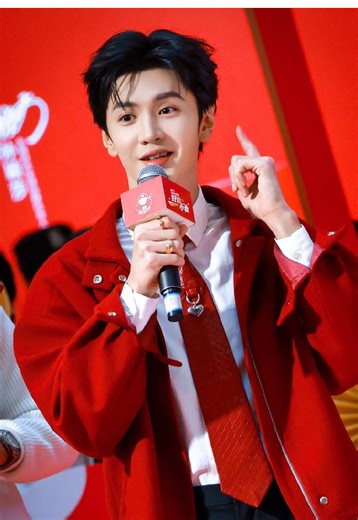 งานจบแล้ว! ไม่มีแล้ว! พี่ชายแอบตกใจ ทำไมเวลามันเดินไวจังน๊า จากนั้น พี่ชายของฉันก็เดินไปรอบๆ เพื่อบอกลาแฟนๆ ที่มารอเขาตั้งแต่เมื่อวาน และมาจากที่ไกลๆ 📍แปลข้อความจาก พสจ. ที่เขียนถึงการกระทำนี้ “อ่า 🥺 ซึ้งมากจริง ๆ! ตอนที่ได้ยินว่าจะต้องจบกิจกรรมแล้ว เขาดูตกใจจนเผลอหลุดพูดออกมาว่า ‘ไม่มีแล้วเหรอ’ พอรู้ว่ามีข้อจำกัดเรื่องเวลา เขาก็รีบอธิบายเหตุผลให้แฟน ๆ ฟัง พร้อมขอบคุณทุกคนสำหรับความรักและการสนับสนุน และอวยพรแฟน ๆ ว่า ‘ปีใหม่ ขอให้มีความสุขมากขึ้นเรื่อย ๆ และสุขภาพแข็งแรงสำคัญที่สุด’ เขารู้ว่าห