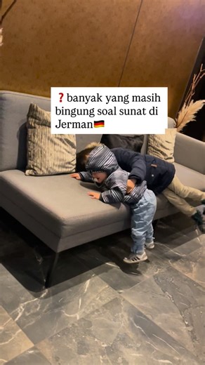 Intan Yara on Instagram: "Karena video tentang sunat (Beschneidung) beberapa hari lalu, aku terima banyak pertanyaan seputar: WAKTU YANG TEPAT & METODE YANG TEPAT Jangan asal pilih ya bund 👨‍👩‍👦 🔹Kapan usia terbaik untuk sunat? Fakta > sunat bisa dilakukan di berbagai usia, tapi tiap fase punya kelebihan masing-masing: 🌱 Bayi (0–1 tahun) ✔️ Penyembuhan lebih cepat ✔️ Risiko perdarahan lebih rendah ✔️ Minim trauma psikologis 🧒 Usia sekolah (6–10 tahun) ✔️ Paling umum di Indonesia ✔️ Anak su