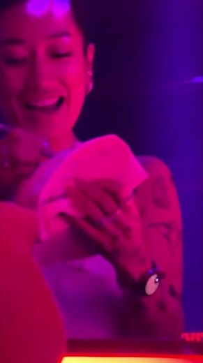 Peggy Gou Signs Autographs at Google Pixel Party (Terminal 5 NYC, 8-12-26) (4K HDR)