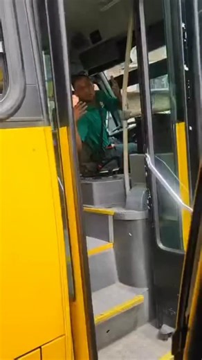 ( activar audio ) Para denunciar este conductor de megabus, tras de que nos tira el carro encima, y después viene a tratarnos mal.. #pereiraenvivo | Pereira En Vivo