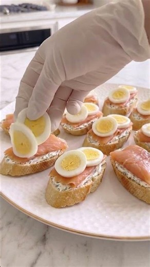 3 ingredient smoked salmon crostini easy brunch appetizer