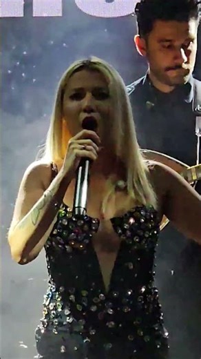 Η Γωγω Λιδακη ερμηνευει το Θυμος της Παολας στην σκηνη του Metropolis Live στην Πάτρα. (30/03/2025)