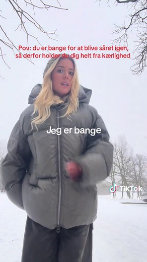 Send den til en der kender følelsen! Min sang “Bange” handler om at, have svært ved at overgive sig til kærlighed. Man passer på sig selv fordi man er blevet såret før❤️‍🩹 #fyp #nymusik #dansktiktok #danskmusik #hjertesorg