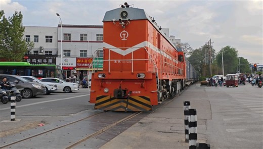 【平顶山轨枕厂】DF10D-0061牵引集装箱大列通过姚电大道，列尾惊现C70E-A敞车